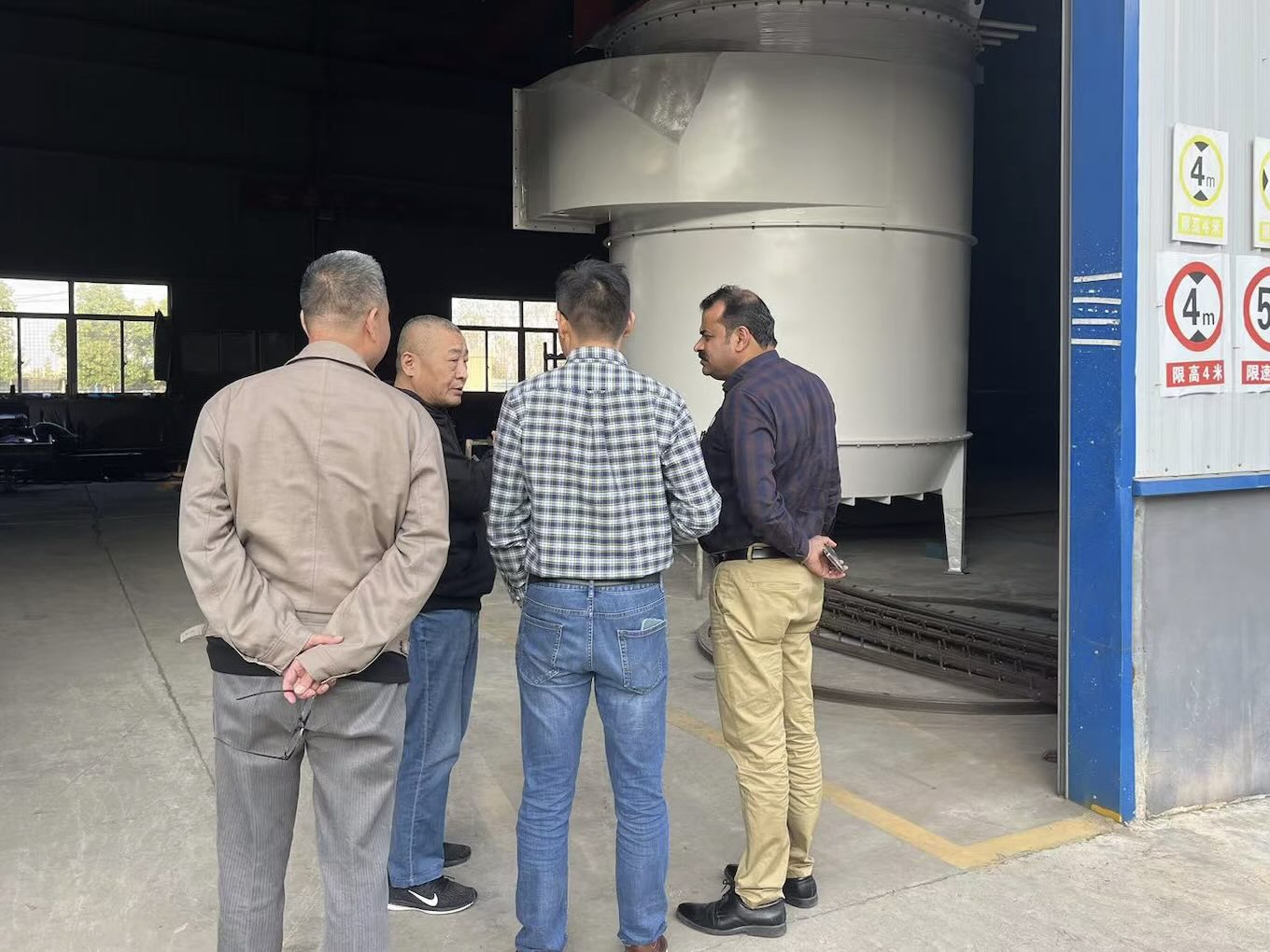 Warmly Welcome Customers from Dubai to Visit Our Company